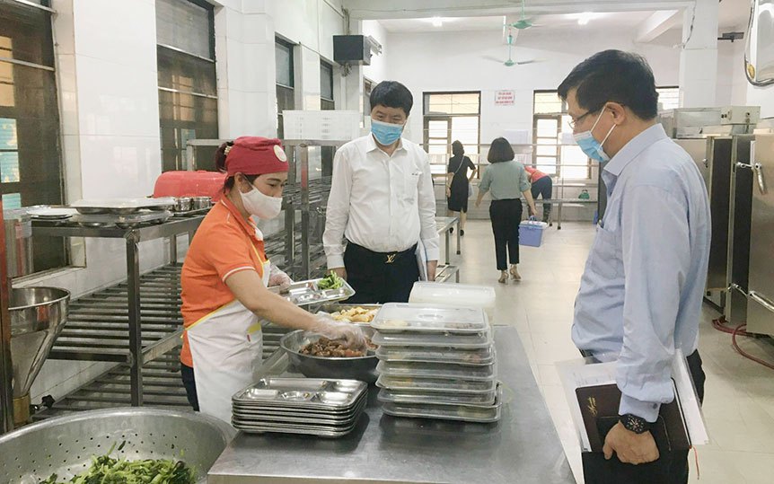 Hà Nội yêu cầu các trường kiểm soát chặt nguồn gốc thực phẩm bữa ăn bán trú