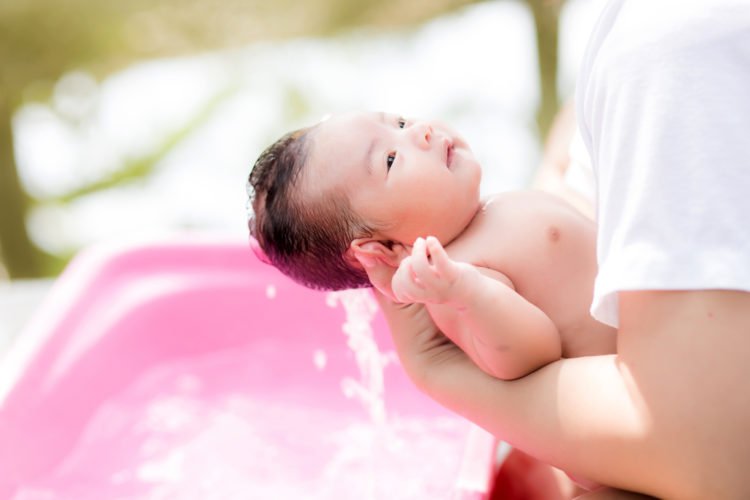 Những lưu ý quan trọng khi tắm cho trẻ nhỏ cha mẹ cần biết- Ảnh 2.