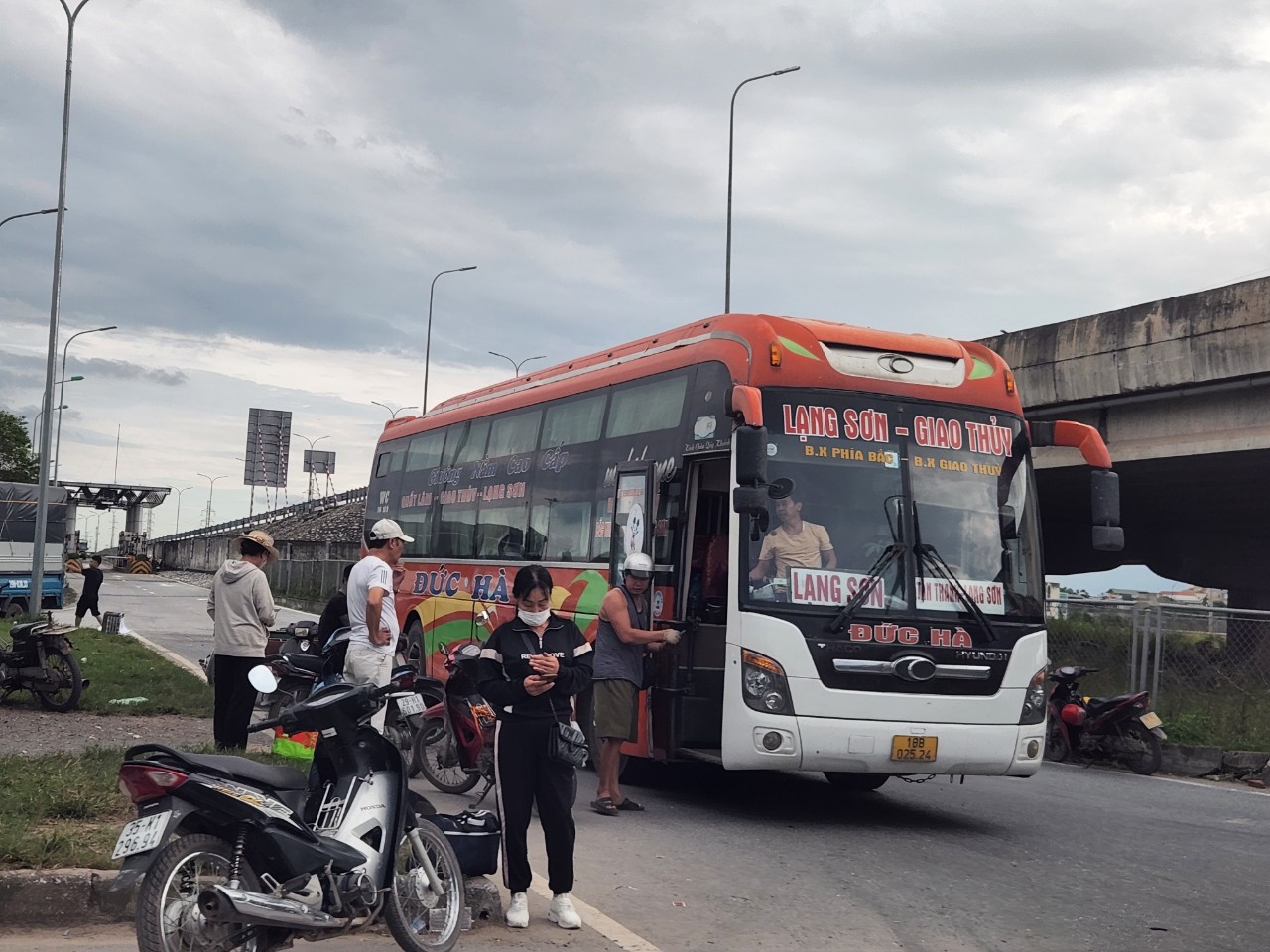 Xe khách ‘bỏ bến, chạy dù’ tái diễn dịp cuối năm - Ảnh 2.