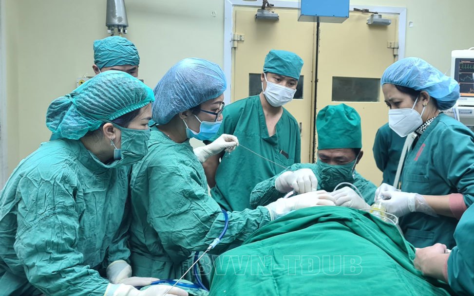 Hơn 1 giờ gắp cục pin cúc áo trong phế quản bệnh nhi 6 tuổi