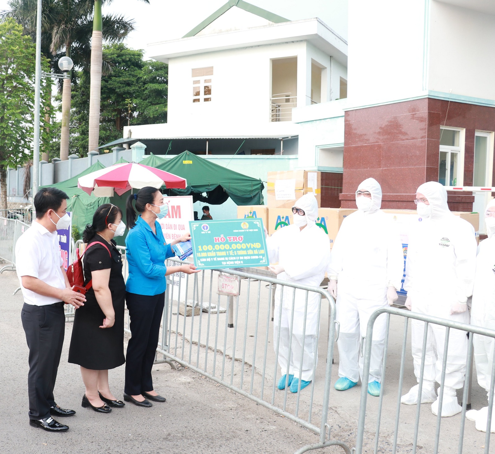 PGS.TS.Phạm Thanh Bình, Chủ tịch Công đoàn Y tế Việt Nam thăm, trao quà động viên cán bộ, đoàn viên và nhân viên y tế Bệnh viện K cơ sở Tân Triều