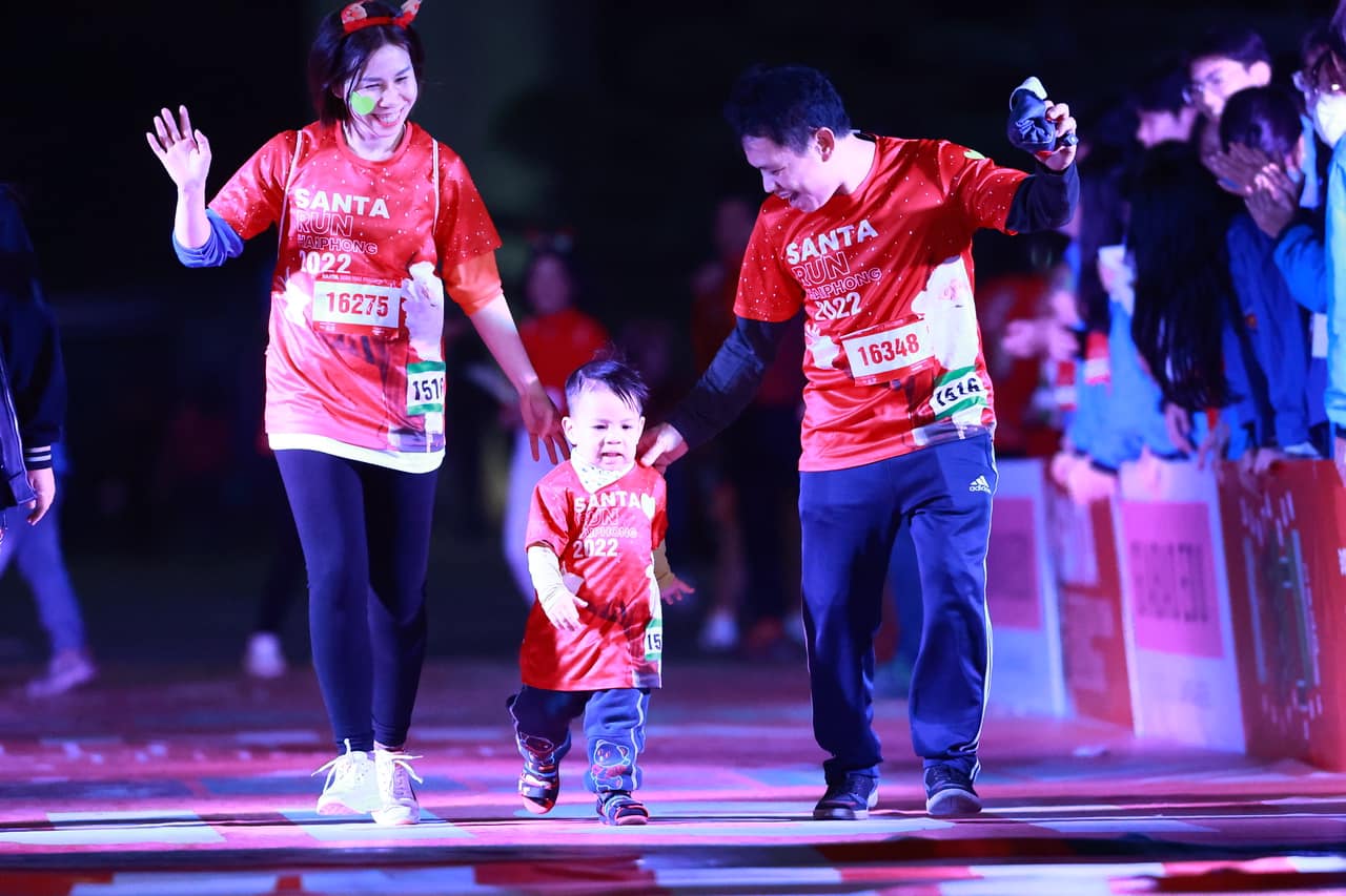 Hình ảnh người dân Hải Phòng xuống đường rèn luyện sức khỏe trong ngày hội Santa run - Ảnh 9.