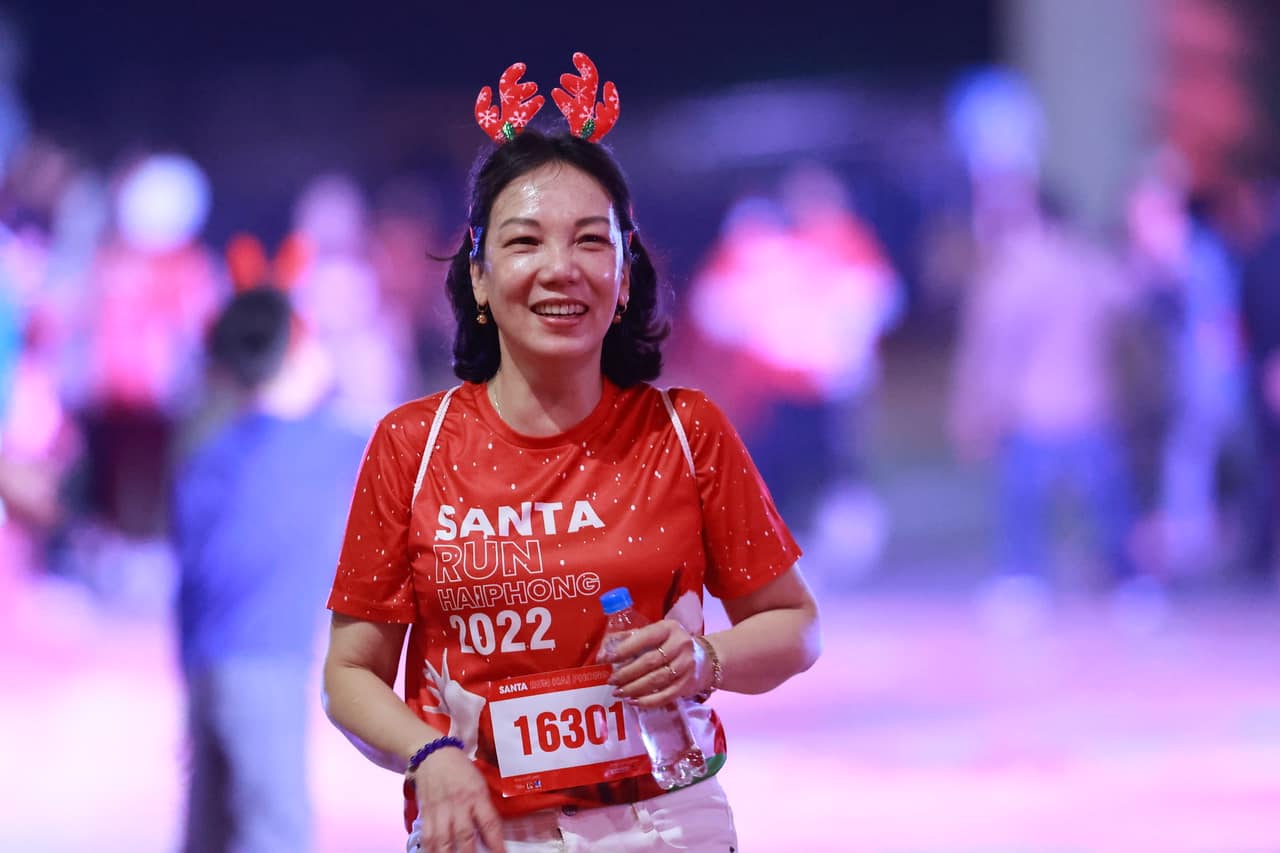 Hình ảnh người dân Hải Phòng xuống đường rèn luyện sức khỏe trong ngày hội Santa run - Ảnh 10.