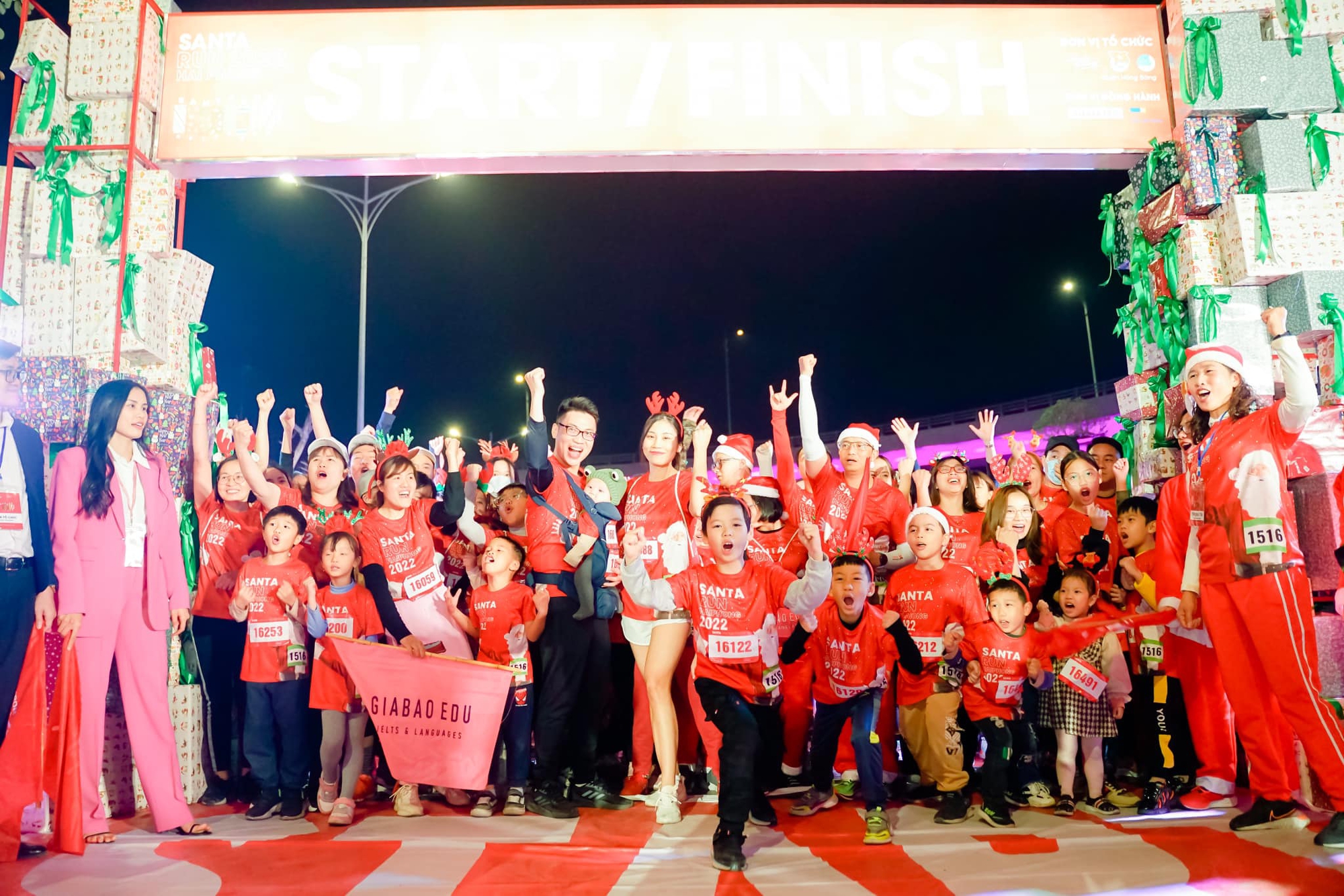 Hình ảnh người dân Hải Phòng xuống đường rèn luyện sức khỏe trong ngày hội Santa run - Ảnh 8.