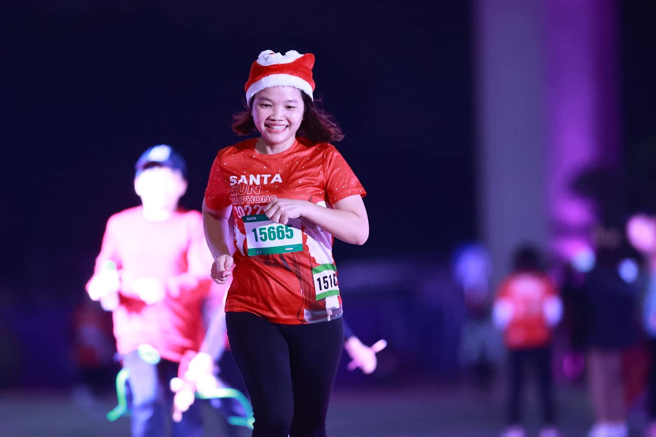 Hình ảnh người dân Hải Phòng xuống đường rèn luyện sức khỏe trong ngày hội Santa run - Ảnh 16.