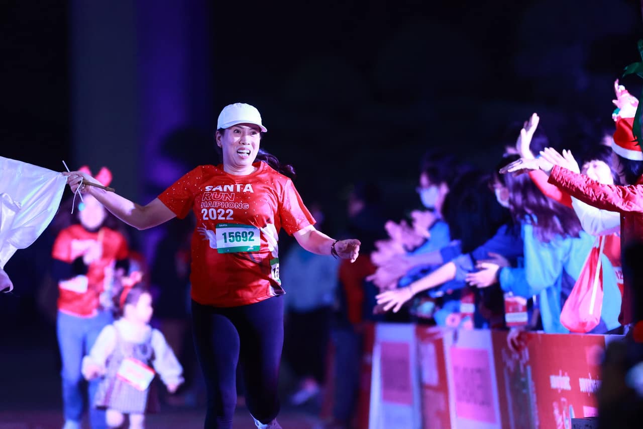 Hình ảnh người dân Hải Phòng xuống đường rèn luyện sức khỏe trong ngày hội Santa run - Ảnh 17.