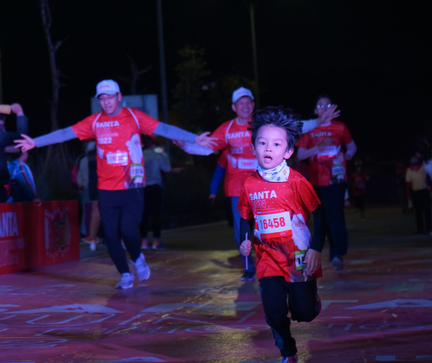 Hình ảnh người dân Hải Phòng xuống đường rèn luyện sức khỏe trong ngày hội Santa run - Ảnh 15.