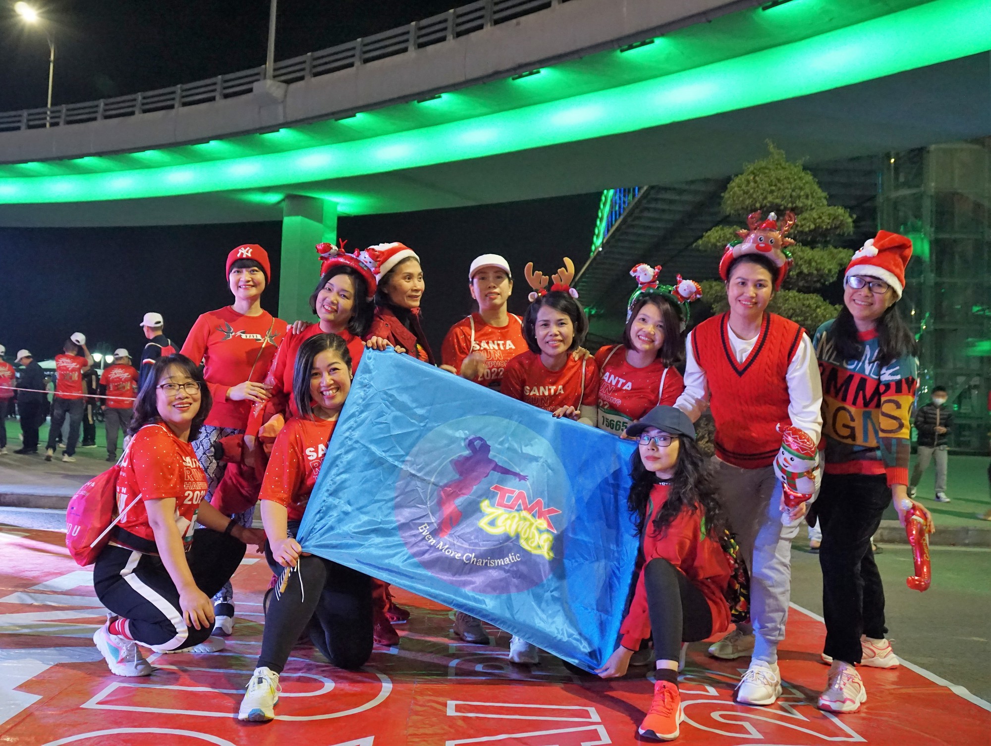 Hình ảnh người dân Hải Phòng xuống đường rèn luyện sức khỏe trong ngày hội Santa run - Ảnh 26.