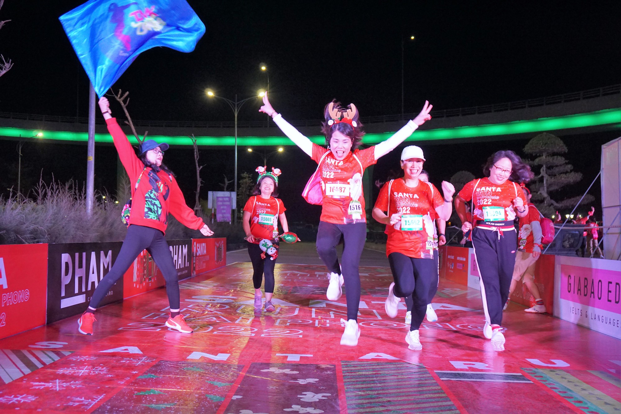 Hình ảnh người dân Hải Phòng xuống đường rèn luyện sức khỏe trong ngày hội Santa run - Ảnh 12.