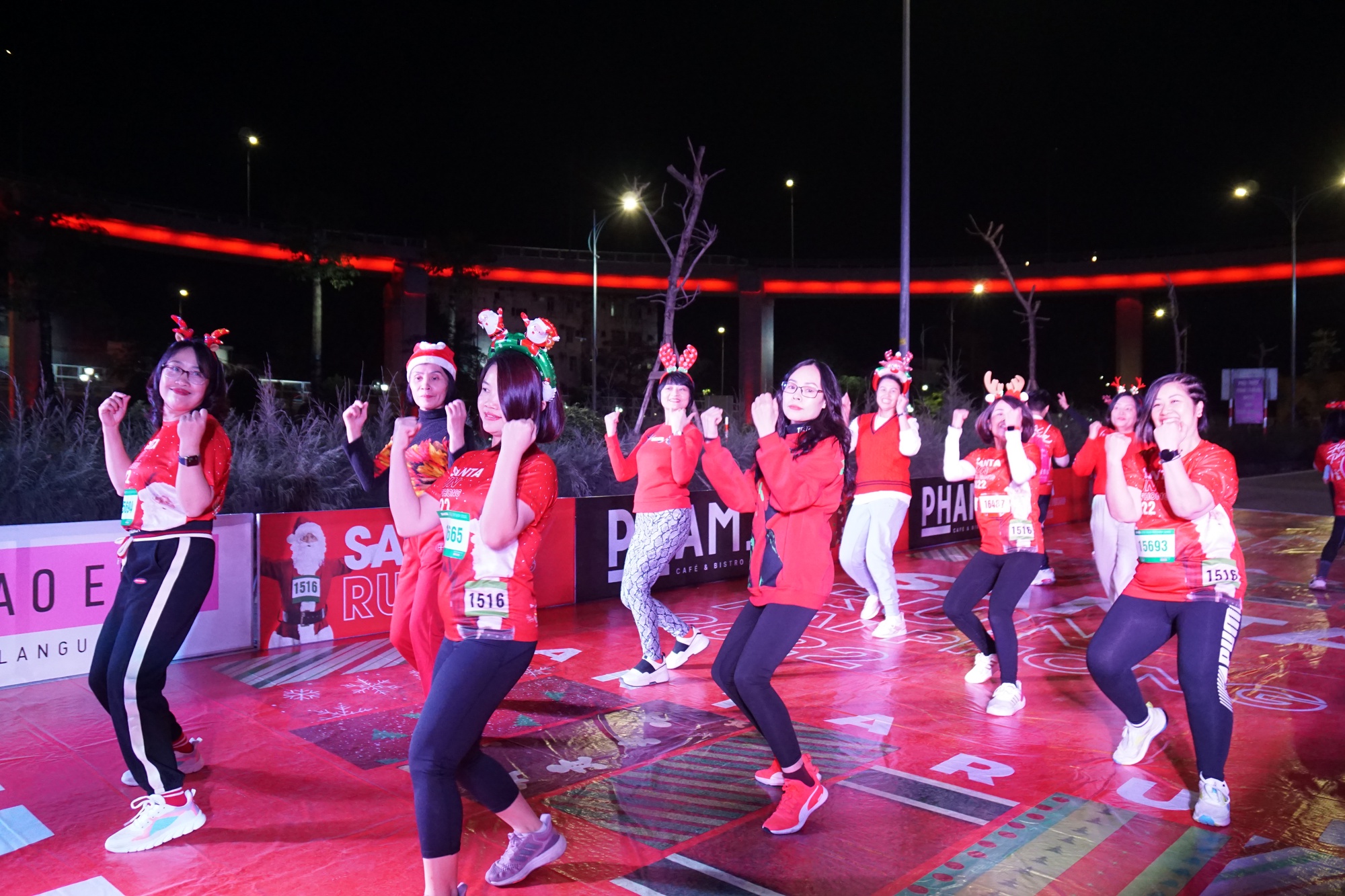 Hình ảnh người dân Hải Phòng xuống đường rèn luyện sức khỏe trong ngày hội Santa run - Ảnh 24.