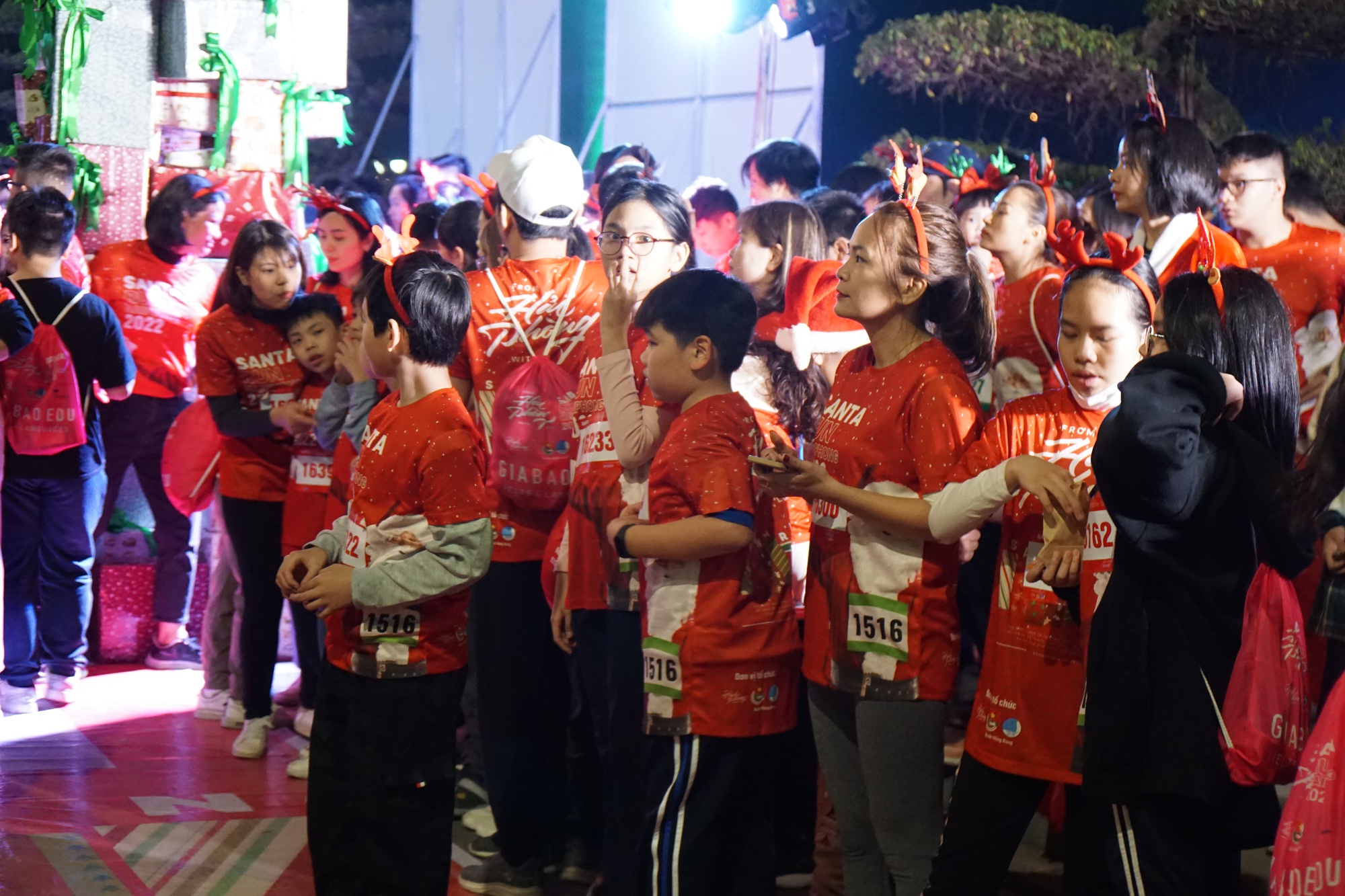 Hình ảnh người dân Hải Phòng xuống đường rèn luyện sức khỏe trong ngày hội Santa run - Ảnh 4.