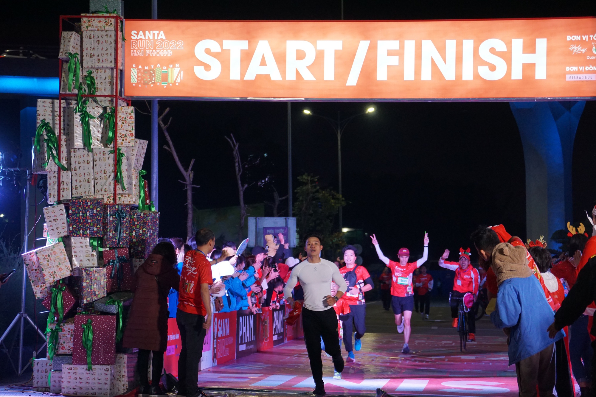 Hình ảnh người dân Hải Phòng xuống đường rèn luyện sức khỏe trong ngày hội Santa run - Ảnh 13.