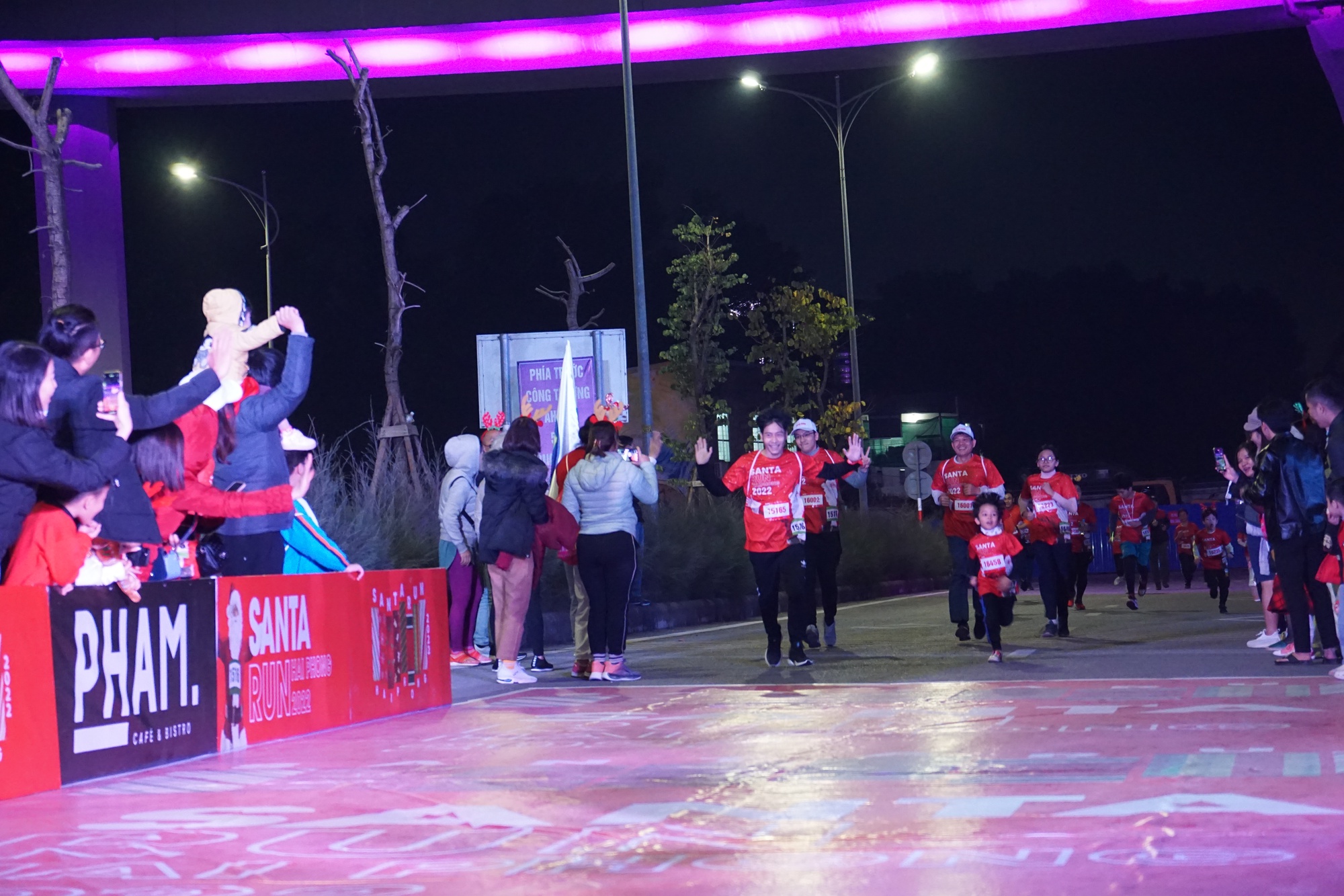 Hình ảnh người dân Hải Phòng xuống đường rèn luyện sức khỏe trong ngày hội Santa run - Ảnh 14.