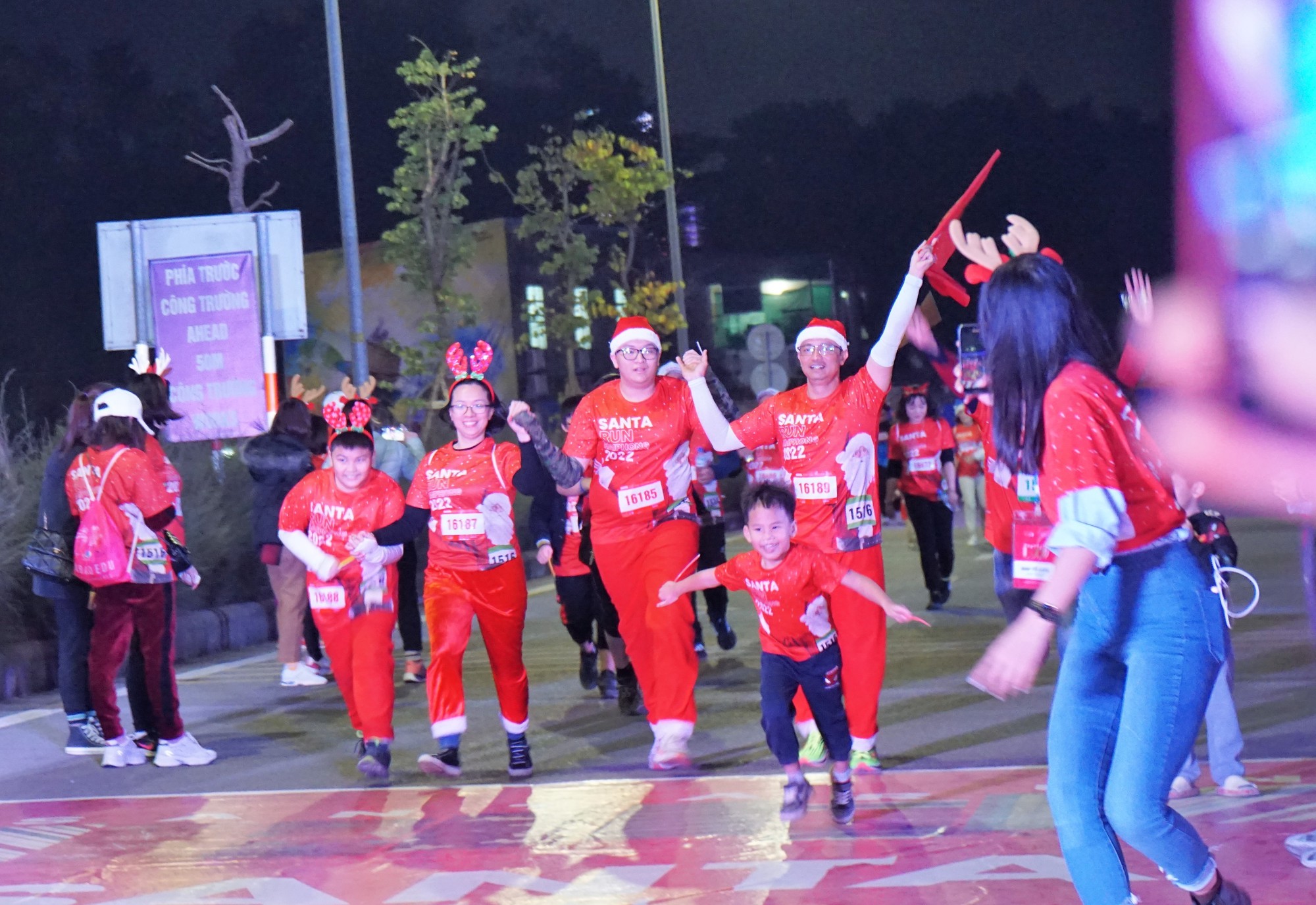 Hình ảnh người dân Hải Phòng xuống đường rèn luyện sức khỏe trong ngày hội Santa run - Ảnh 18.