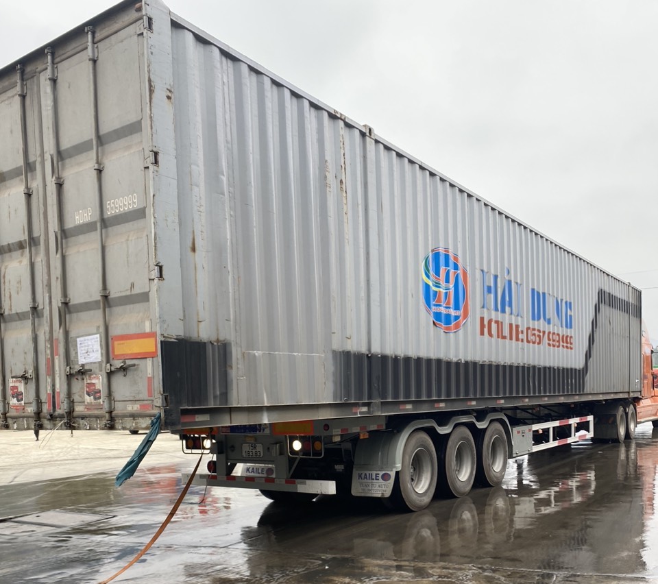 Giám sát chặt, không cho thông quan xe quá khổ chở hàng trong thùng tự ...