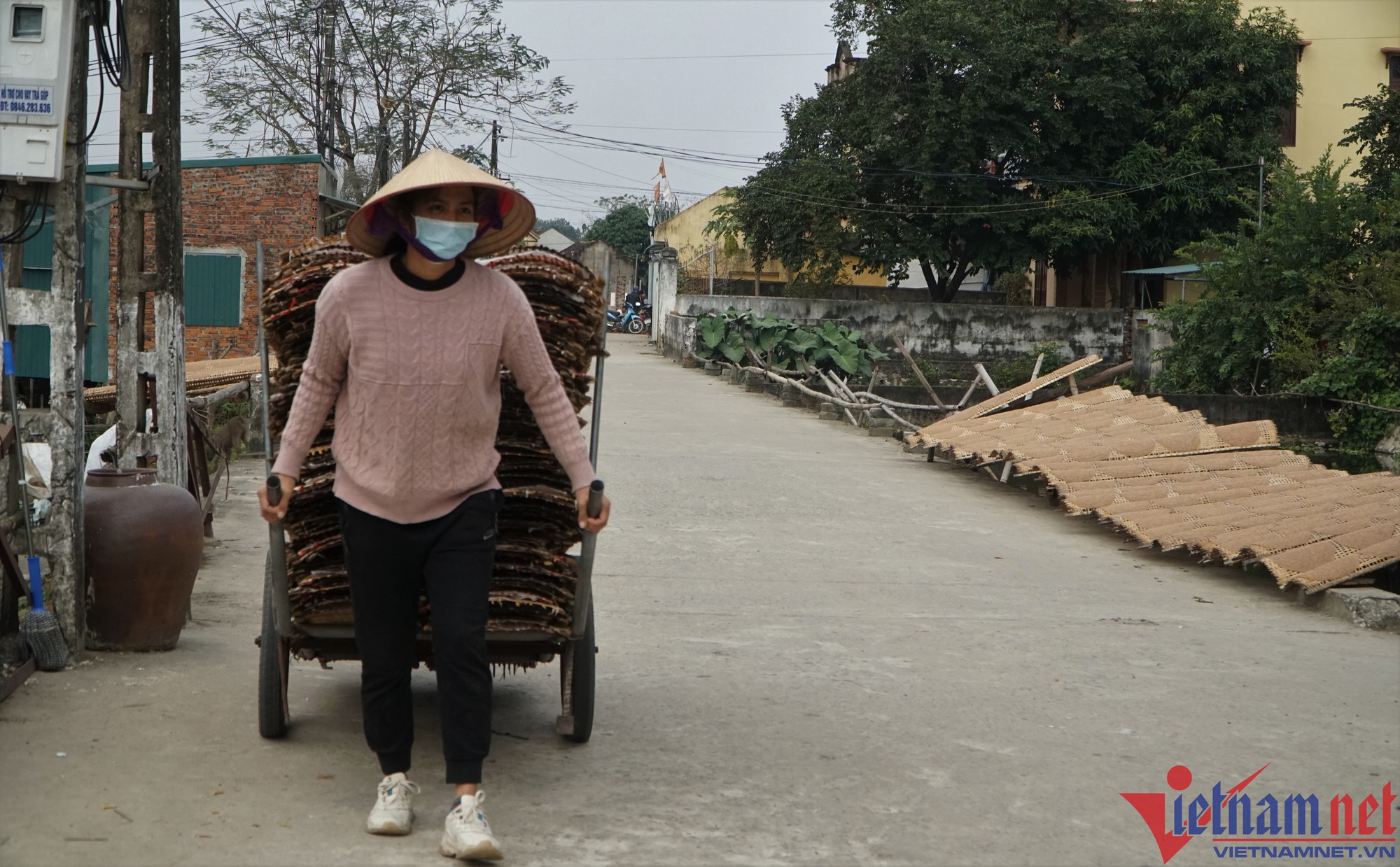 Tất bật đến đêm vẫn không đủ bánh đa bán Tết - Ảnh 8.