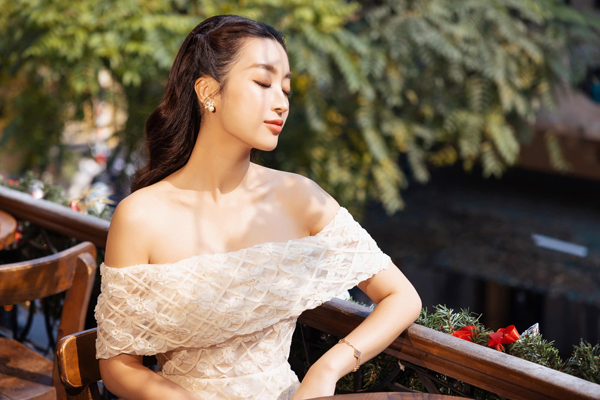 Nhan sắc Hoa hậu Đỗ Mỹ Linh sau khi lấy chồng doanh nhân - Ảnh 2.