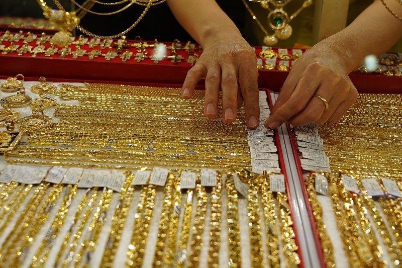 Vàng SJC bất ngờ giảm mạnh dù vàng thế giới tăng - Ảnh 2. Vàng SJC bất ngờ giảm mạnh dù vàng thế giới tăng - Ảnh 2.