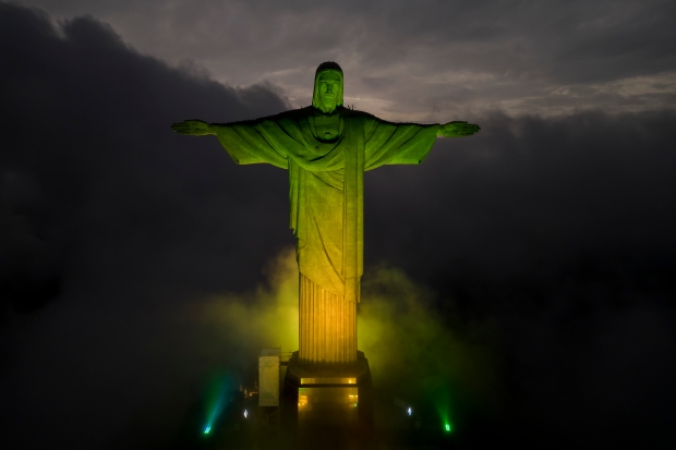 Hình ảnh người dân Brazil nghẹn ngào tưởng nhớ Vua bóng đá Pele - Ảnh 2.