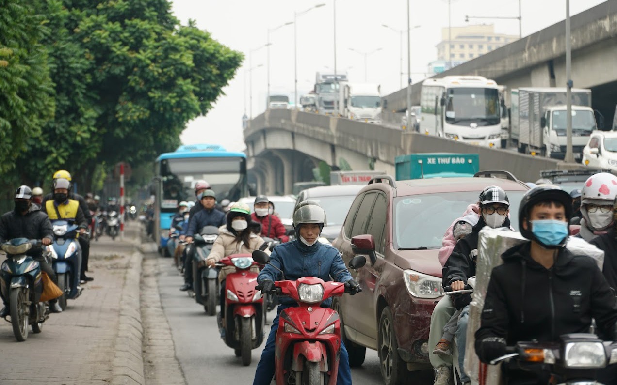 Người dân Thủ đô "chật vật" về quê sớm nghỉ Tết Dương lịch