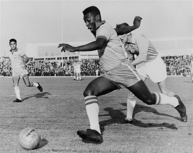 FIFA thực hiện nghi thức treo cờ rủ để tưởng nhớ 'vua bóng đá' Pele - Ảnh 1.