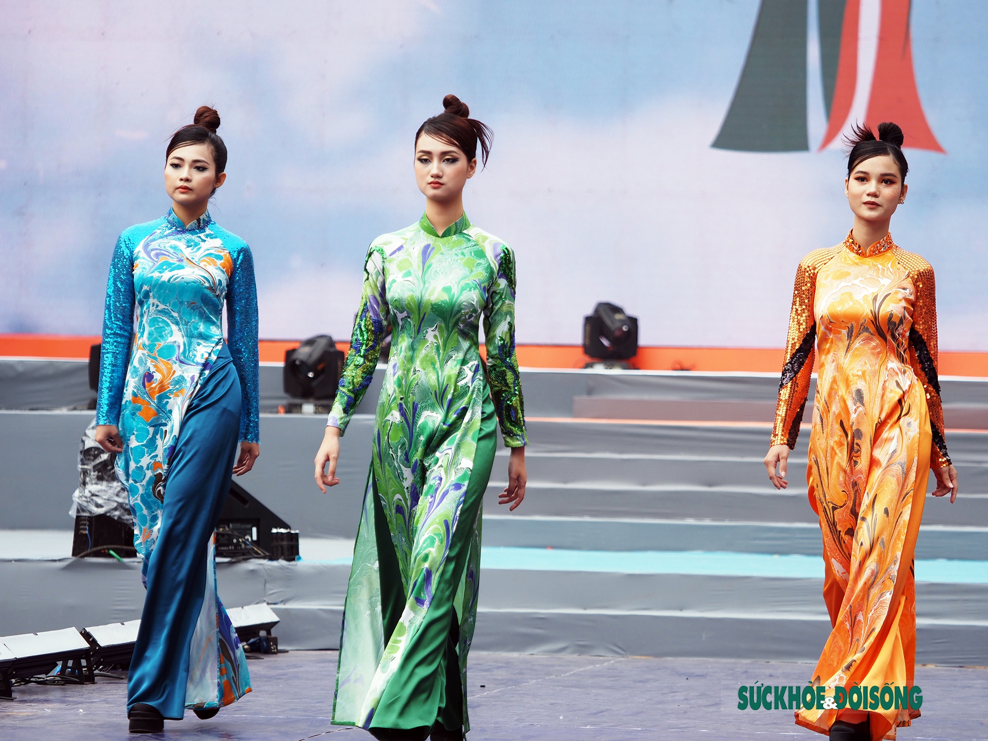 Giới trẻ Hà Nội nâng tầm áo dài, hội nhập quốc tế - Ảnh 2.