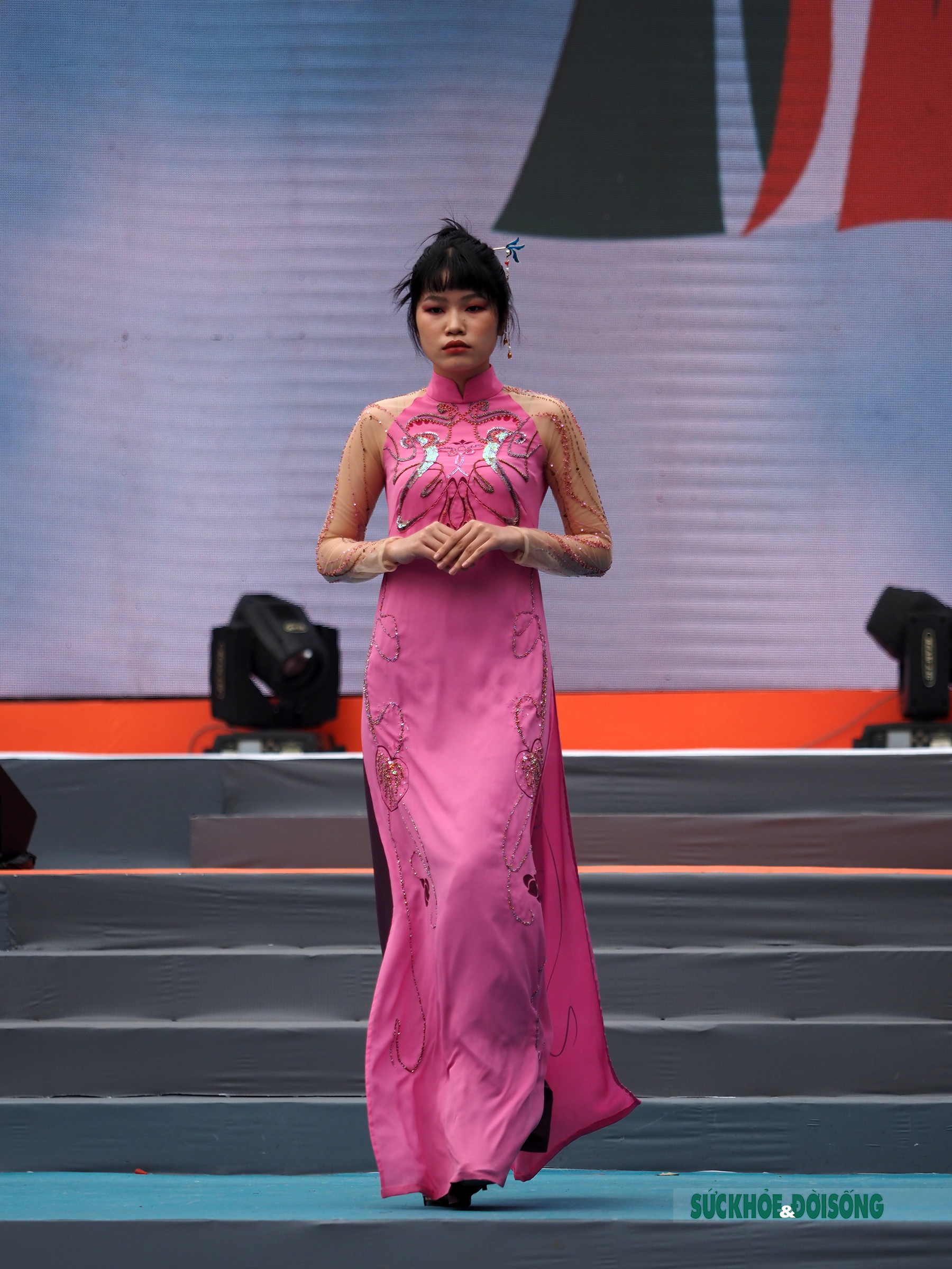 Giới trẻ Hà Nội nâng tầm áo dài, hội nhập quốc tế - Ảnh 4.