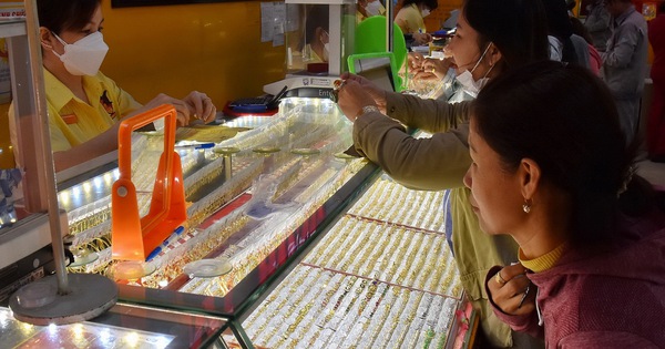 Giá vàng hôm nay 6/12: Đột ngột 'bốc hơi' dữ dội, người mua hụt hẫng