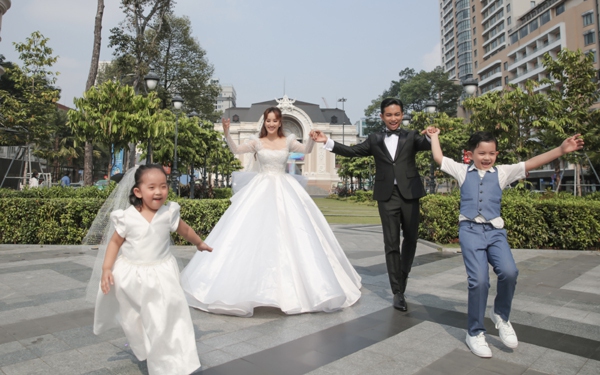 Con trai, con gái Khánh Thi - Phan Hiển "chiếm sóng" bố mẹ trong 3 bộ ảnh cưới