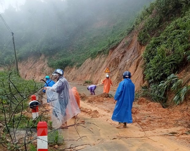 Quảng Nam: Mưa lớn gây sạt lở nhiều nơi ở huyện miền núi Nam Trà My - Ảnh 1.