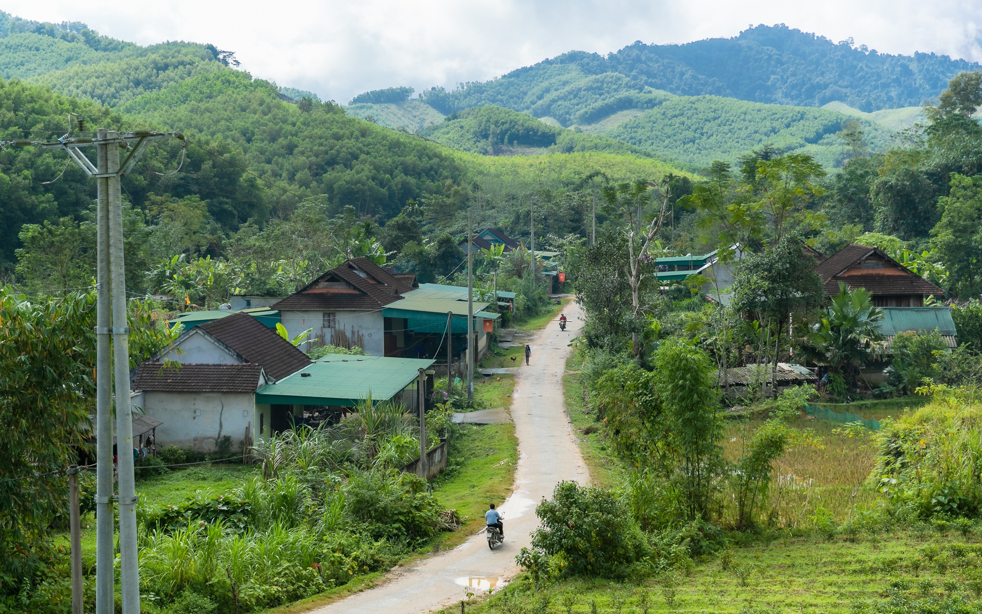 Khép lại nỗi lo thiên tai, hiện thực hóa giấc mơ an cư tại khu tái định cư Tam Văn- Ảnh 4. Quê mới vùng tái định cư đã "nở hoa"