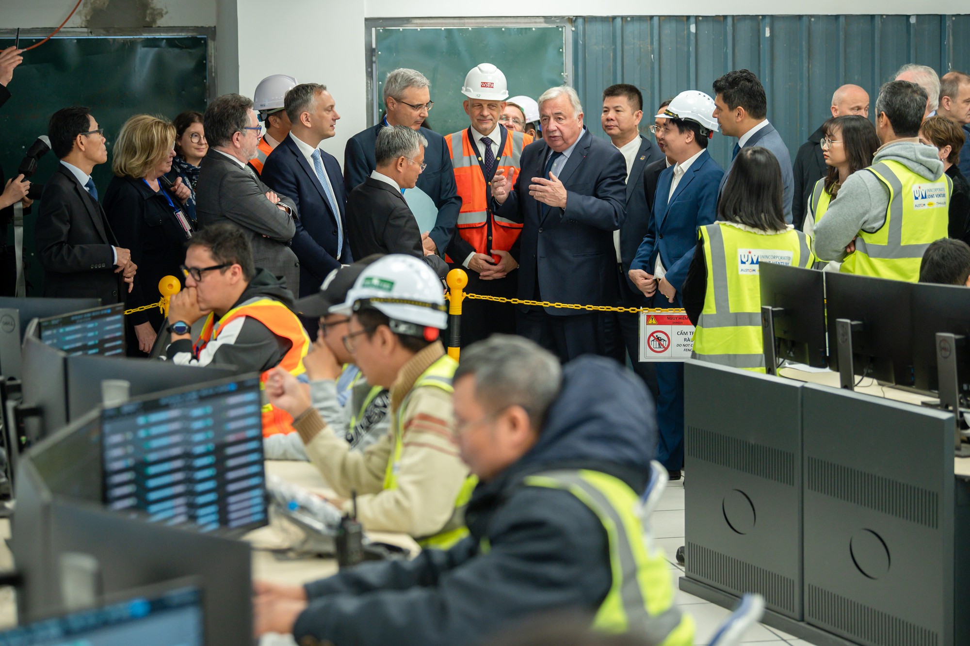 Chủ tịch Thượng viện Pháp trải nghiệm metro Nhổn - ga Hà Nội - Ảnh 4.