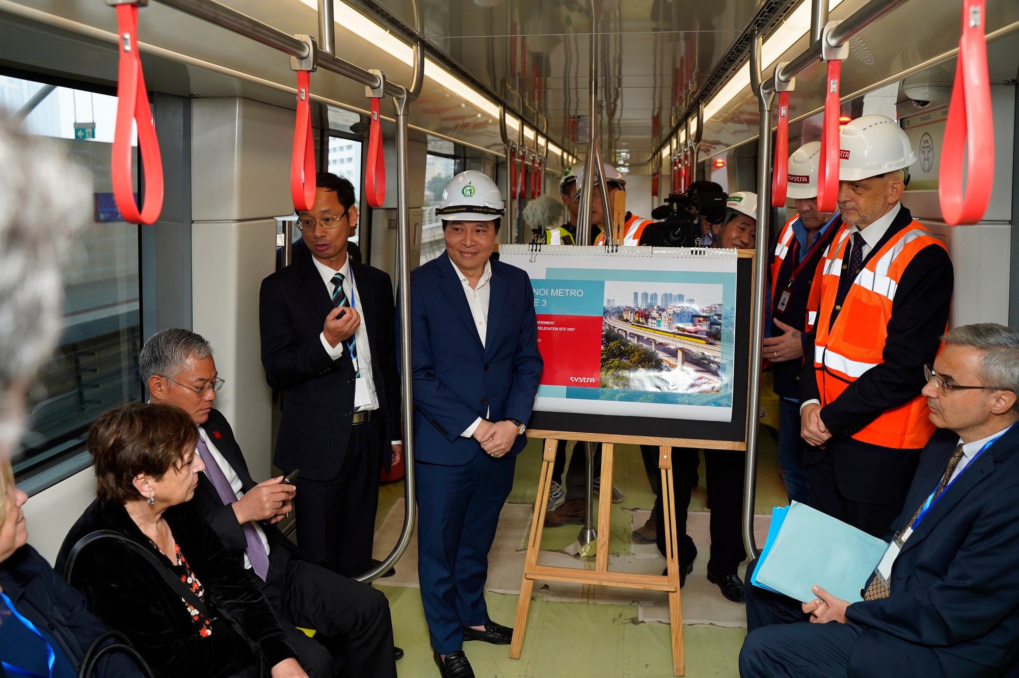 Chủ tịch Thượng viện Pháp trải nghiệm metro Nhổn - ga Hà Nội - Ảnh 1.