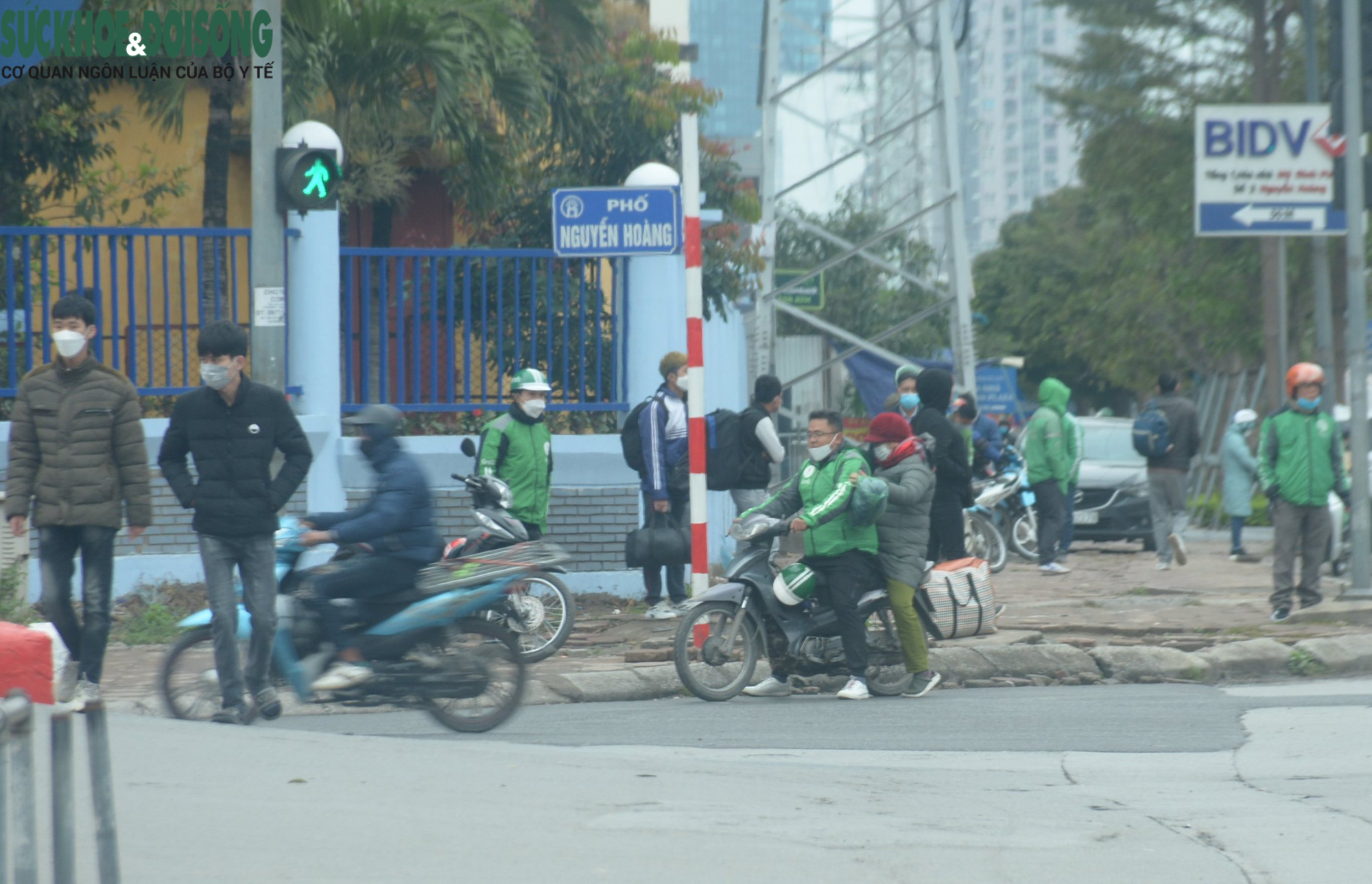 Xe ôm công nghệ ở Hà Nội nhộn nhịp trở lại sau nửa năm “ngồi chơi” - Ảnh 2.