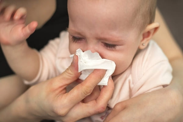 Trẻ sơ sinh bị sổ mũi, ngạt mũi cần xử trí đúng khi thời tiết lạnh - Ảnh 3.