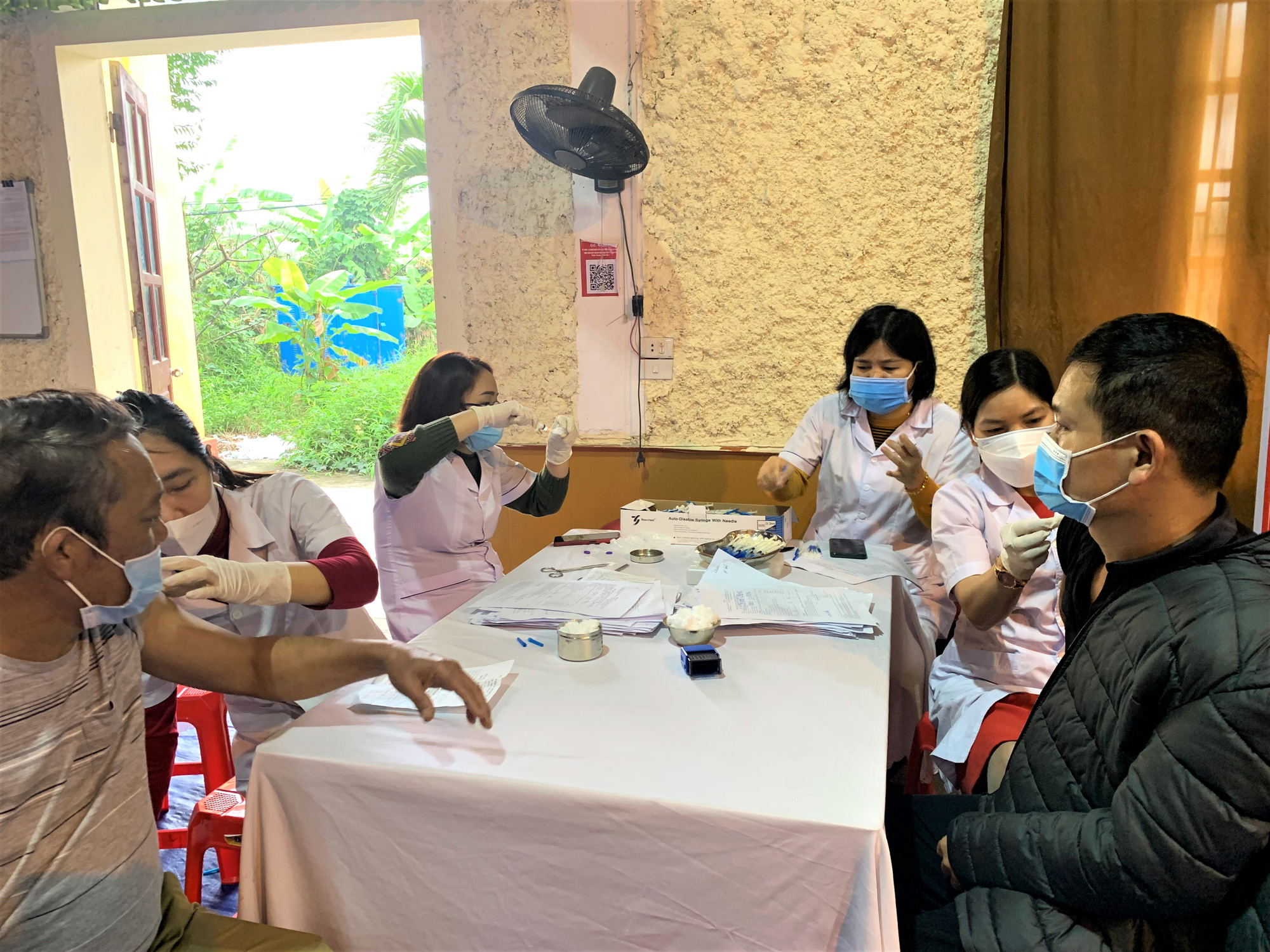 Ninh Bình: Số ca mắc COVID-19 tăng kỷ lục, 7 xã, phường thuộc vùng đỏ - Ảnh 2.