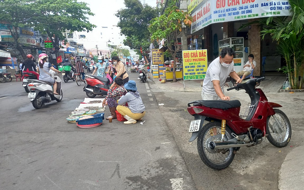 Khánh Hòa: Tràn lan họp chợ trên vỉa hè