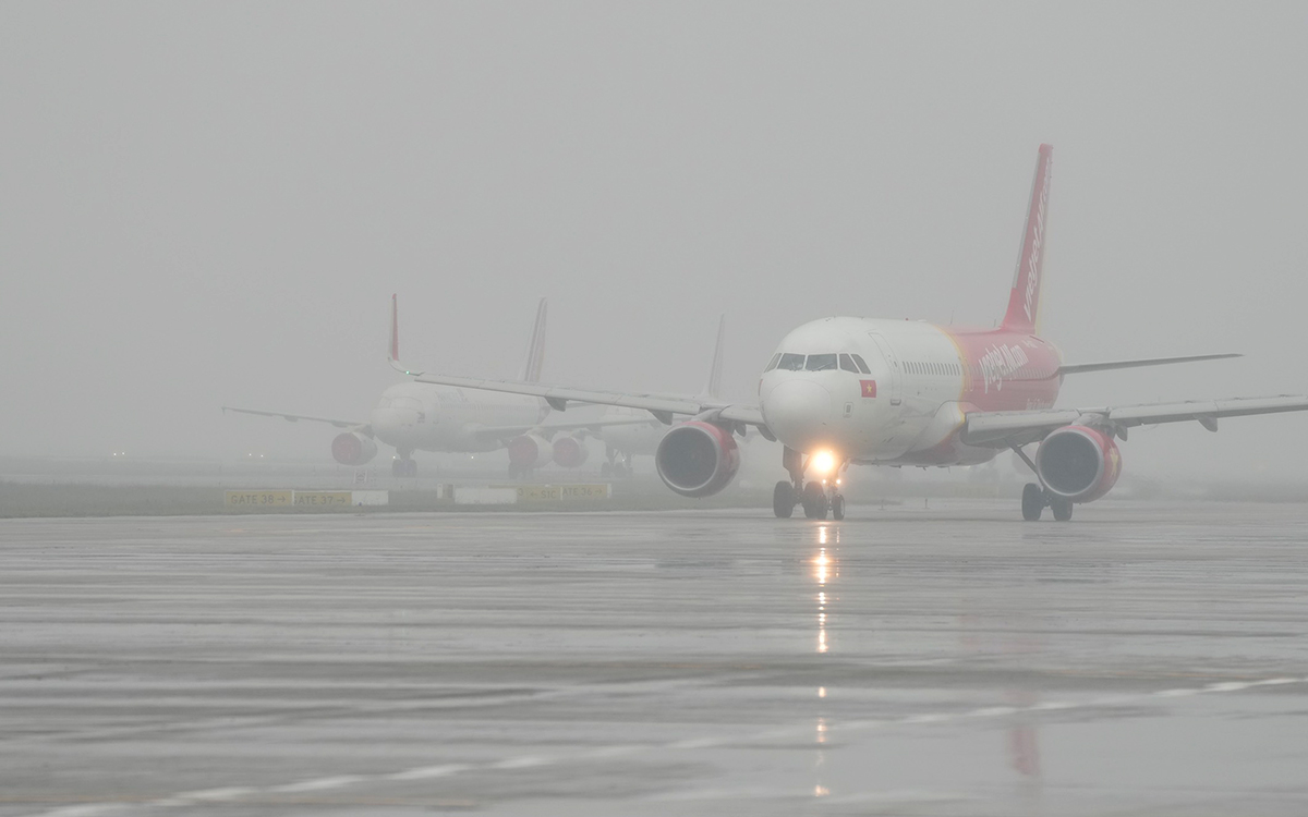 Sương mù dày đặc ở miền Bắc, hàng chục chuyến bay không thể hạ cánh
