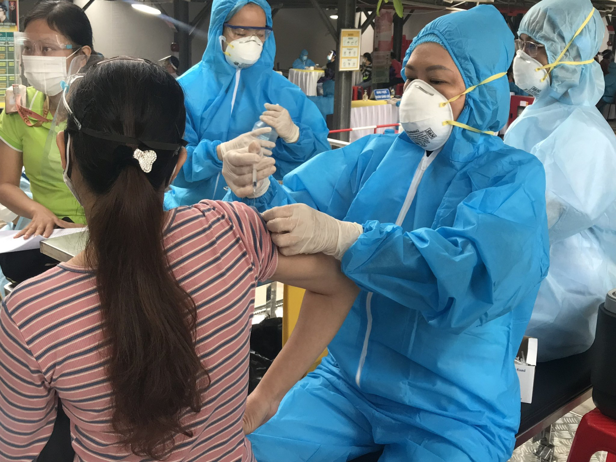 Chiều 18/3: Việt Nam đã tiếp nhận 227,8 triệu liều vaccine phòng COVID-19; đã tiêm hơn 201 triệu liều - Ảnh 1.