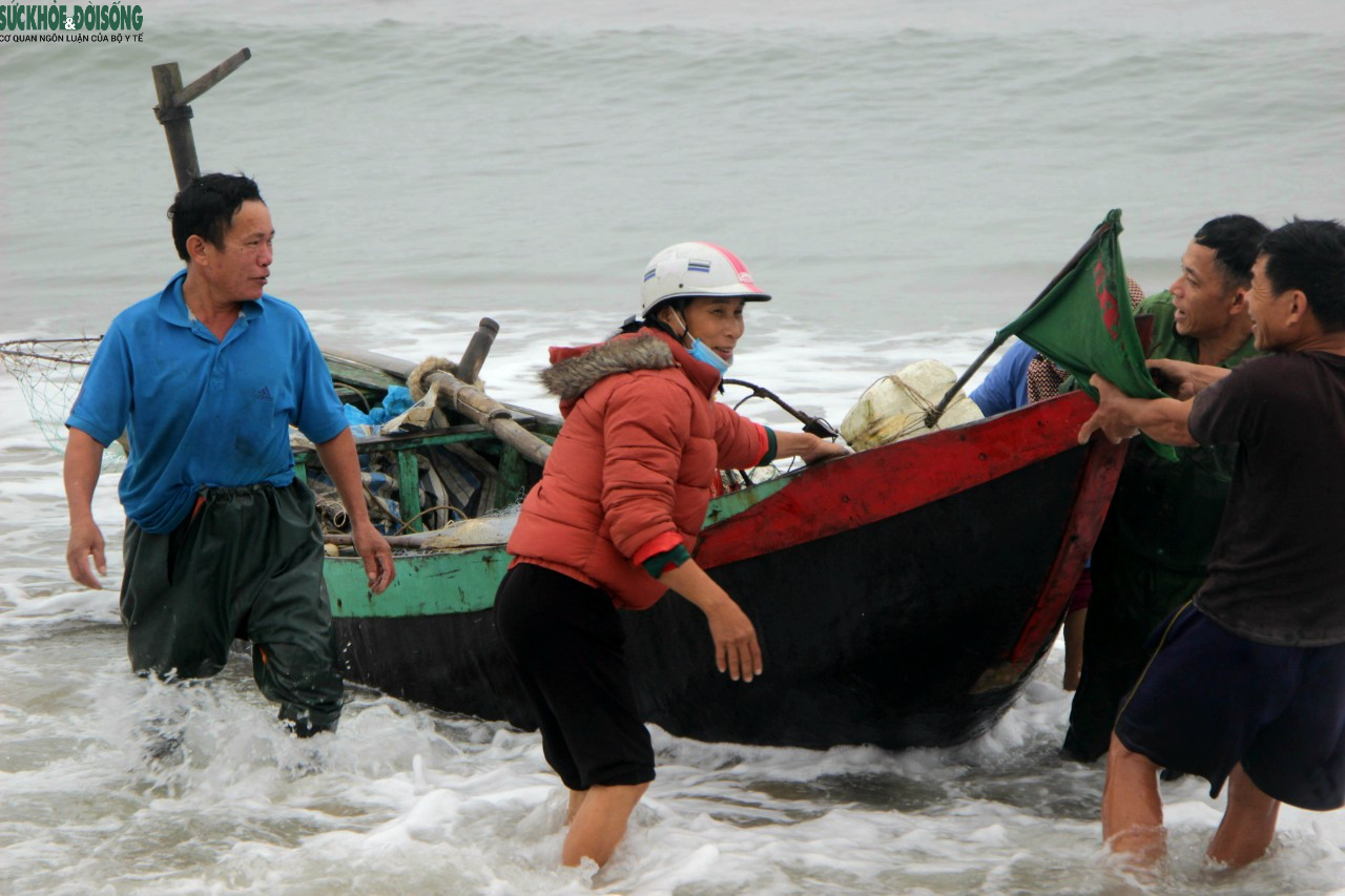 Ngư dân ra biển đầu năm, tàu cập bờ là &quot;cháy hàng&quot; - Ảnh 3.