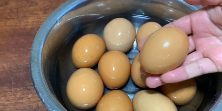 Mẹo luộc trứng một vừa hai phải tinh khiết vỏ lại dễ dàng tách - Hình ảnh 3.