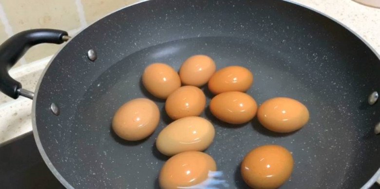 Mẹo luộc trứng một vừa hai phải tinh khiết vỏ lại dễ dàng tách - Hình ảnh 5.