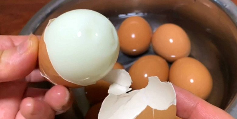 Mẹo luộc trứng một vừa hai phải tinh khiết vỏ lại dễ dàng tách - Hình ảnh 8.