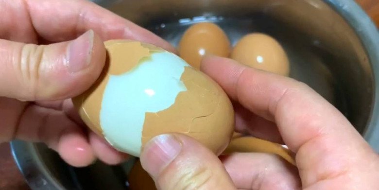 Mẹo luộc trứng một vừa hai phải tinh khiết vỏ lại dễ dàng tách - Hình ảnh 7.