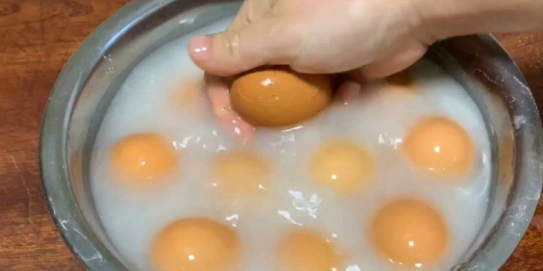 Mẹo luộc trứng một vừa hai phải tinh khiết vỏ lại dễ dàng tách - Hình ảnh 4.