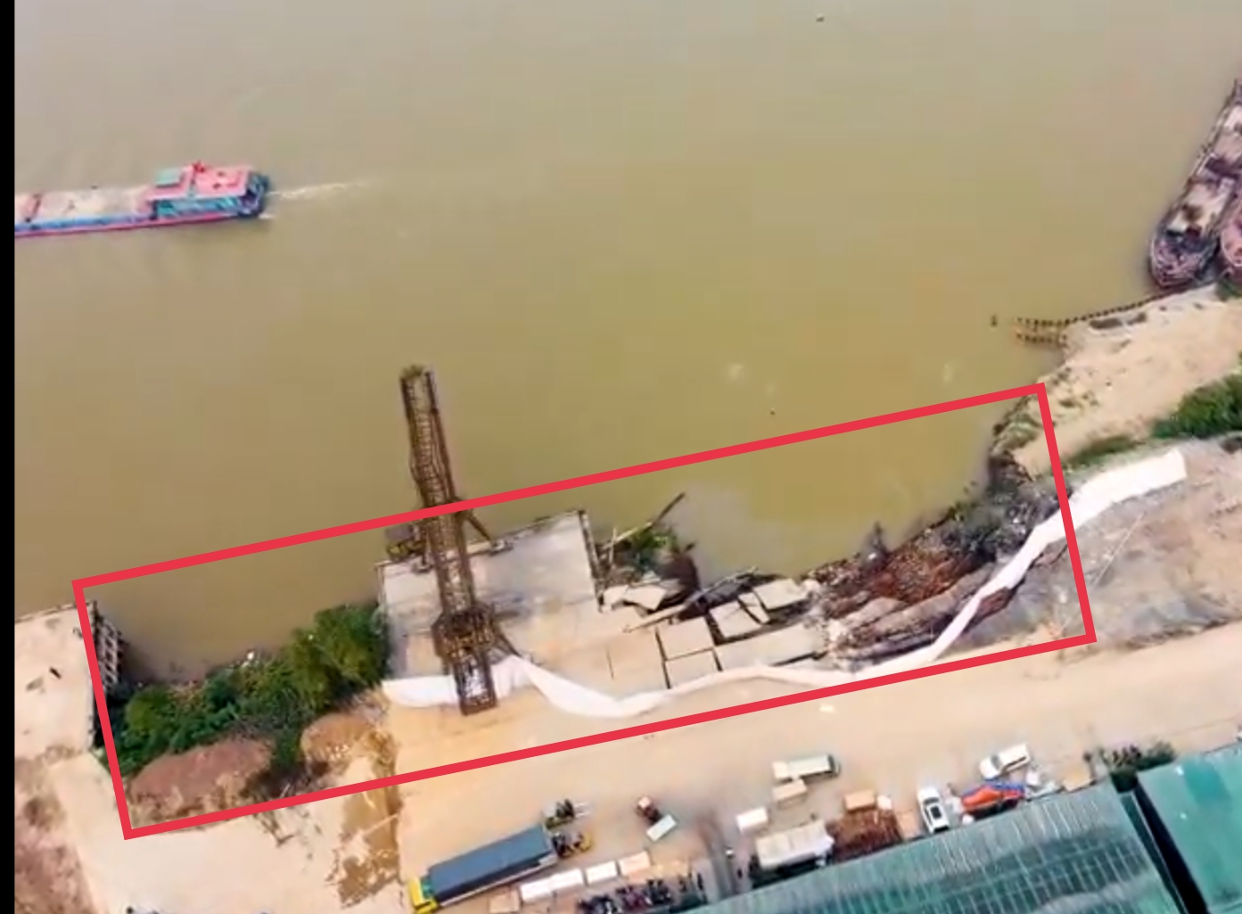 Lý giải bất nhất về vụ việc cảng Hồng Vân đổ sụp xuống sông Hồng - Ảnh 2.