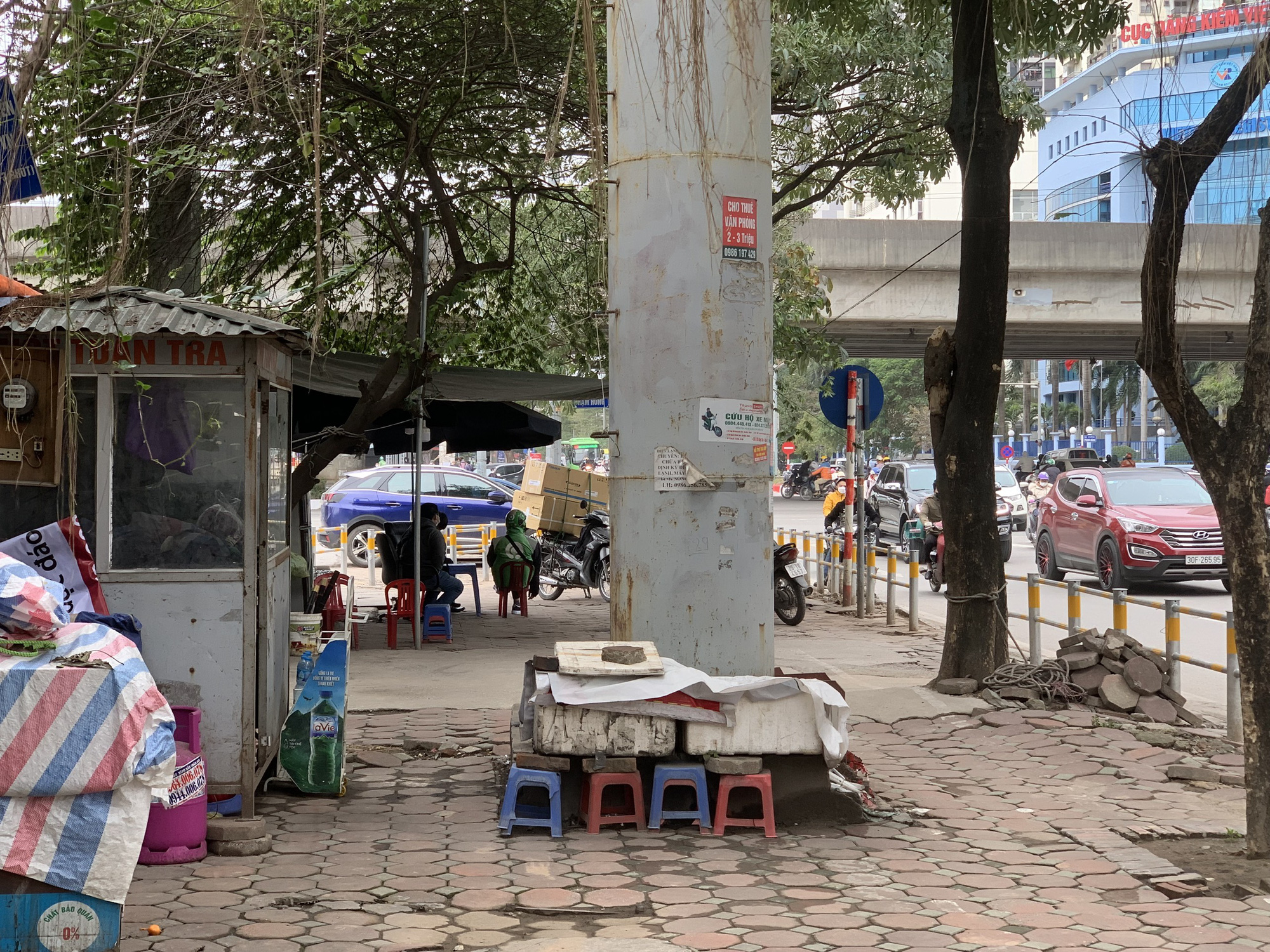 Quây rào sắt vỉa hè Hà Nội làm khó người đi bộ, chuyên gia nói gì? - Ảnh 3.