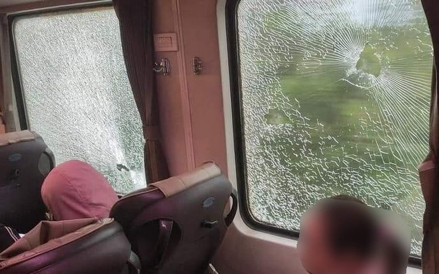 Tìm ra nhóm học sinh ném đá vào tàu hỏa đang chạy khiến hàng trăm hành khách hoảng loạn