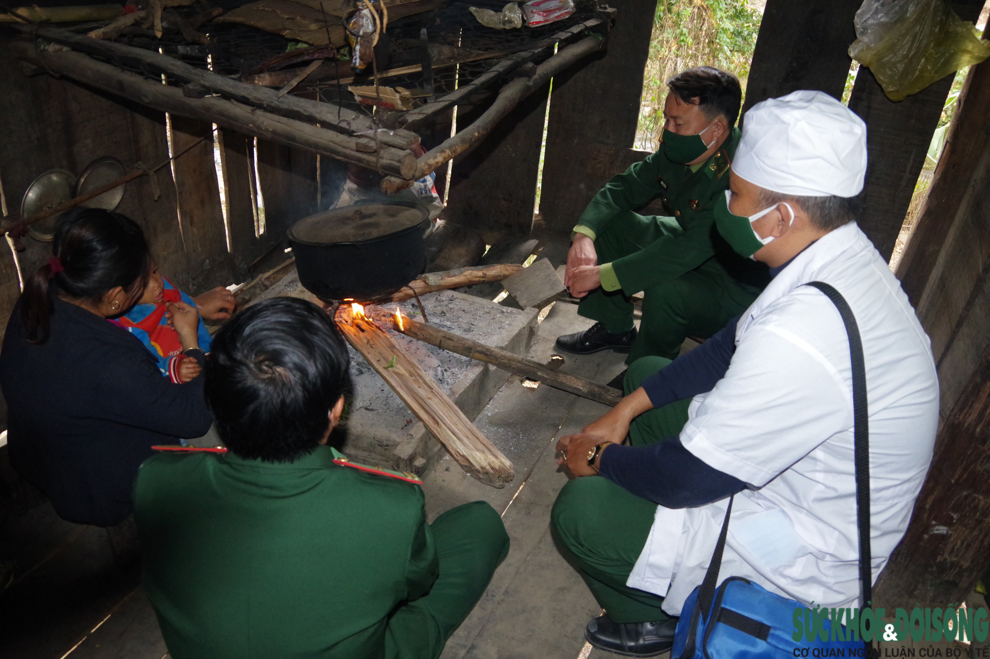 “Mẹ hiền” quân hàm xanh nặng lòng với dân bản - Ảnh 4.