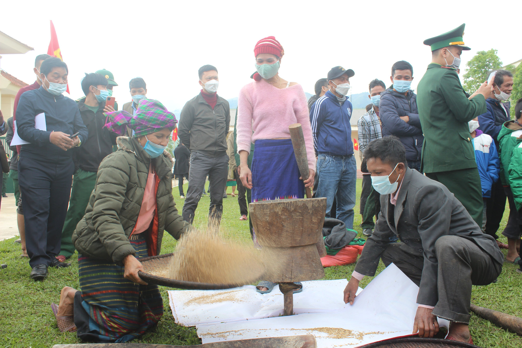 Quân dân Quảng Bình vui ngày hội nơi viễn biên - Ảnh 6.